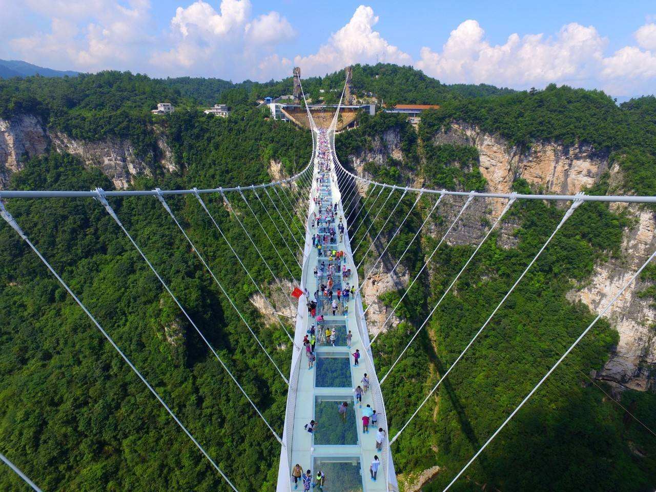 長(zhǎng)沙、張家界國(guó)家森林公園、大峽谷玻璃橋、芙蓉鎮(zhèn)、墨戎苗寨、鳳凰古城雙高鐵4天游